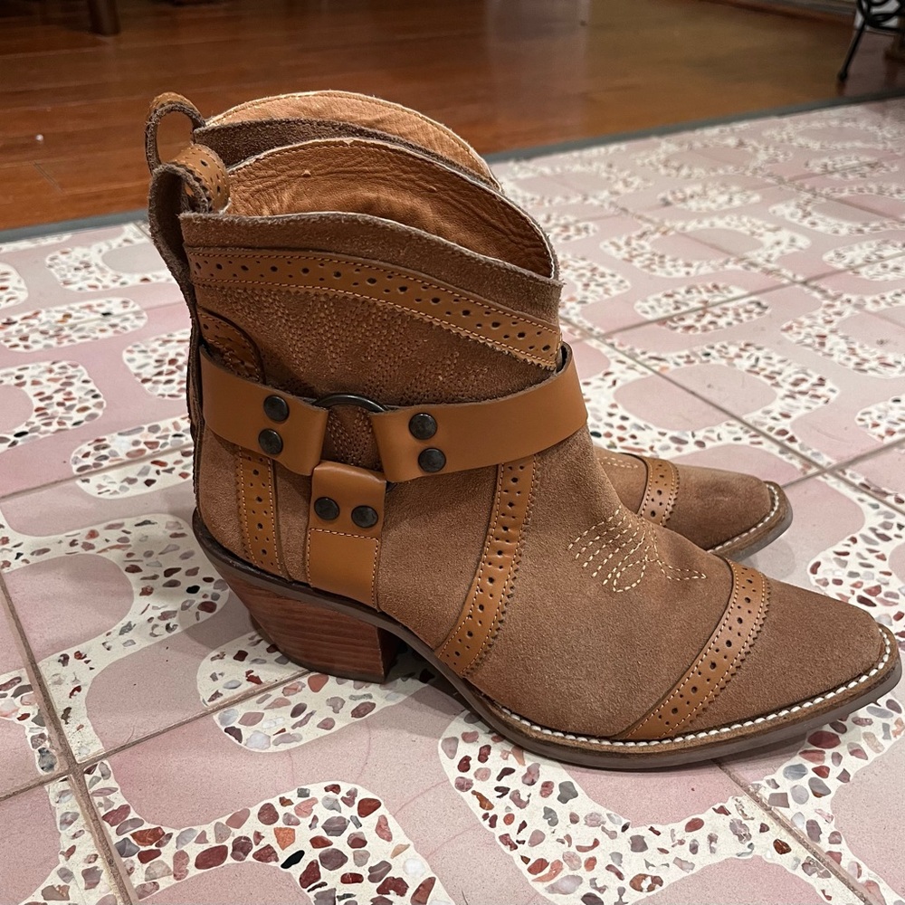Dingo Women’s Gummy Bear Harness‎ Camel Color Suede bootie -Snip toe Size 7.5 - Picture 2 of 8